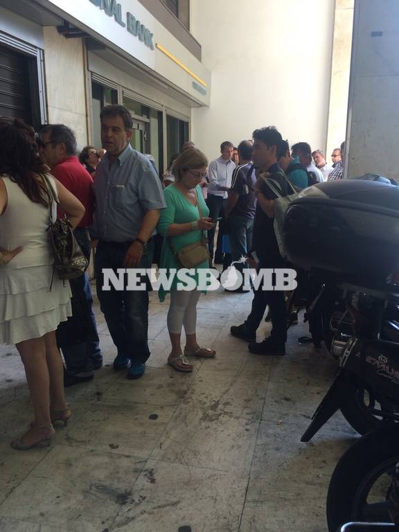 Capital controls: Συνταξιούχοι συγκεντρώνονται έξω από τις τράπεζες (Photos)