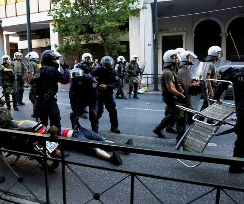 Επεισόδια με κουκουλοφόρους στο κέντρο της Αθήνας (pics&vid)