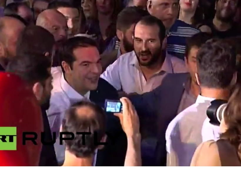 Πεζός πάει στο Σύνταγμα από το Μαξίμου ο Τσίπρας (Photo)