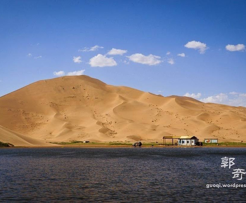 Οι μυστηριώδεις λίμνες της ερήμου Badain στην Κίνα – Τι τις κάνει μοναδικές; (photos)