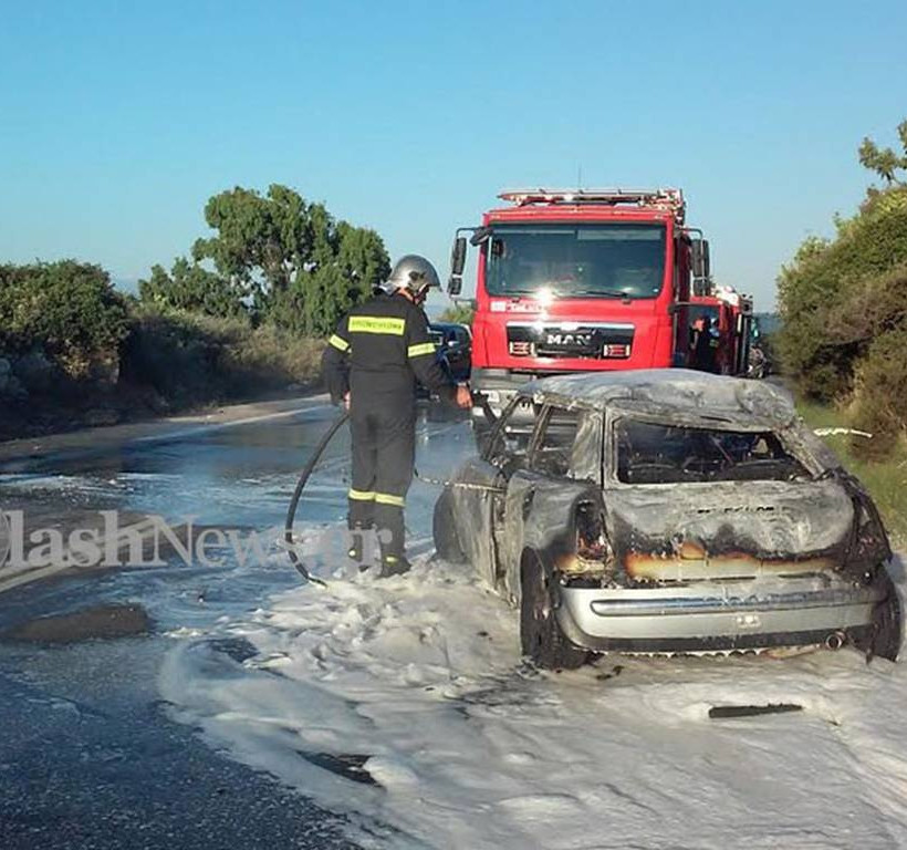Αυτοκίνητο εξετράπη στο Πυθάρι και τυλίχτηκε στις φλόγες (photos)
