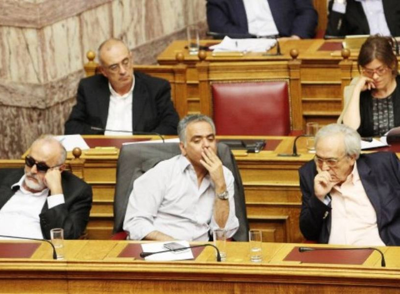 Συμφωνία: Νυσταγμένοι και κατάκοποι οι βουλευτές στα έδρανα της Βουλής (pics)