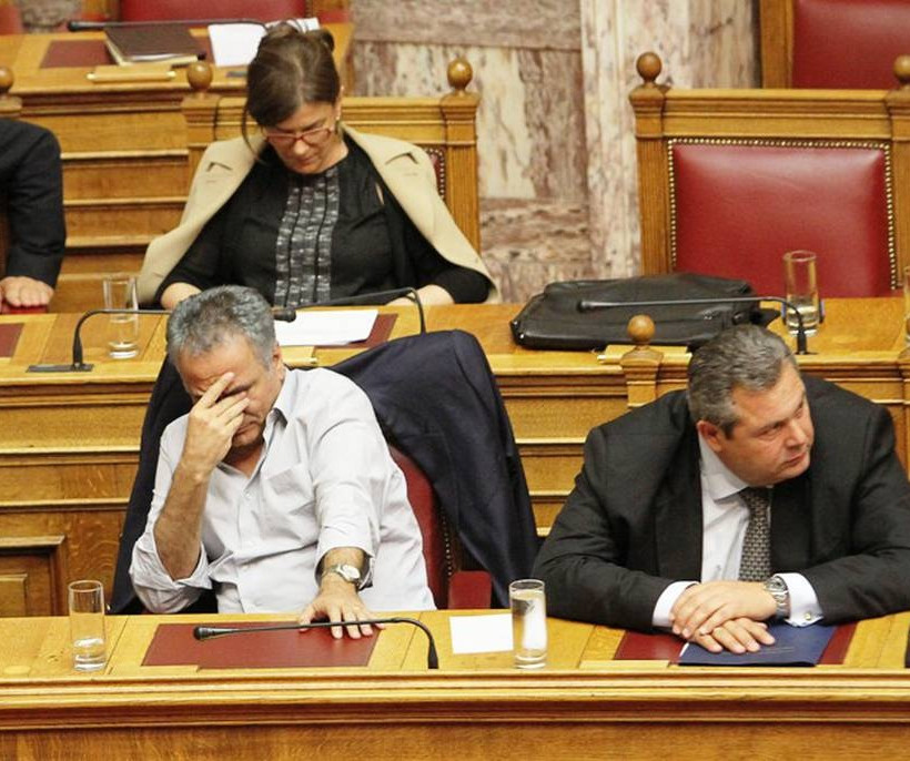 Συμφωνία: Νυσταγμένοι και κατάκοποι οι βουλευτές στα έδρανα της Βουλής (pics)