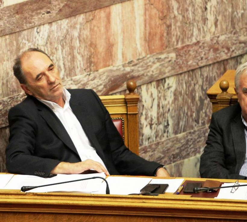 Συμφωνία: Νυσταγμένοι και κατάκοποι οι βουλευτές στα έδρανα της Βουλής (pics)