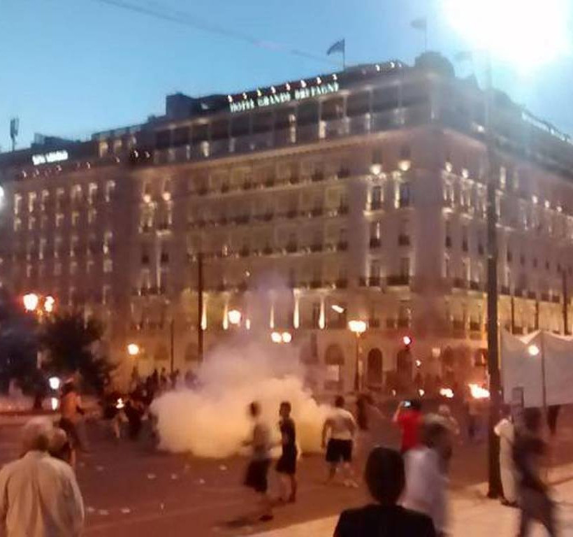 Έκτακτο: Σοβαρά επεισόδια στο Σύνταγμα (photo)