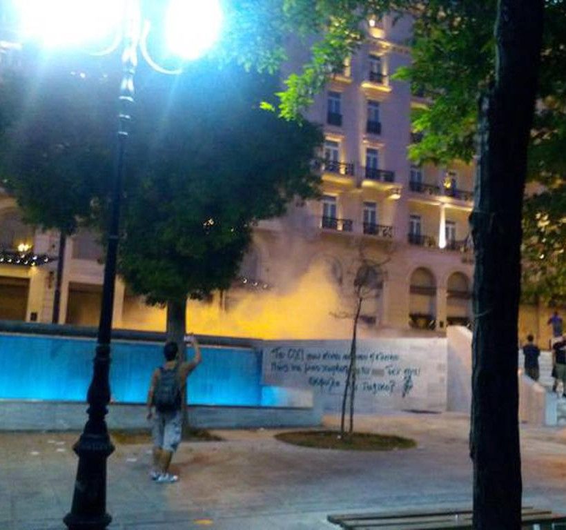 Έκτακτο: Σοβαρά επεισόδια στο Σύνταγμα (photo)