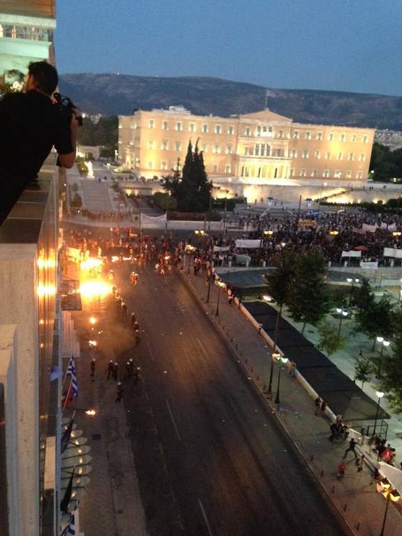 Σοβαρά επεισόδια στο Σύνταγμα (photo)