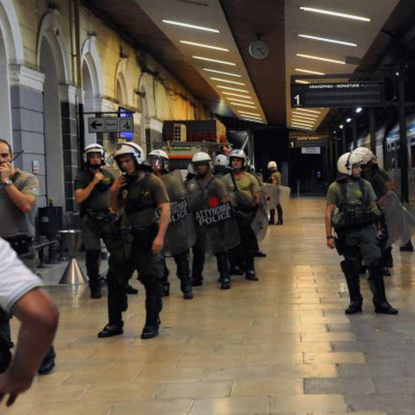 Ξύλο, προσαγωγές και συλλήψεις στον σταθμό Λαρίσης (photos)