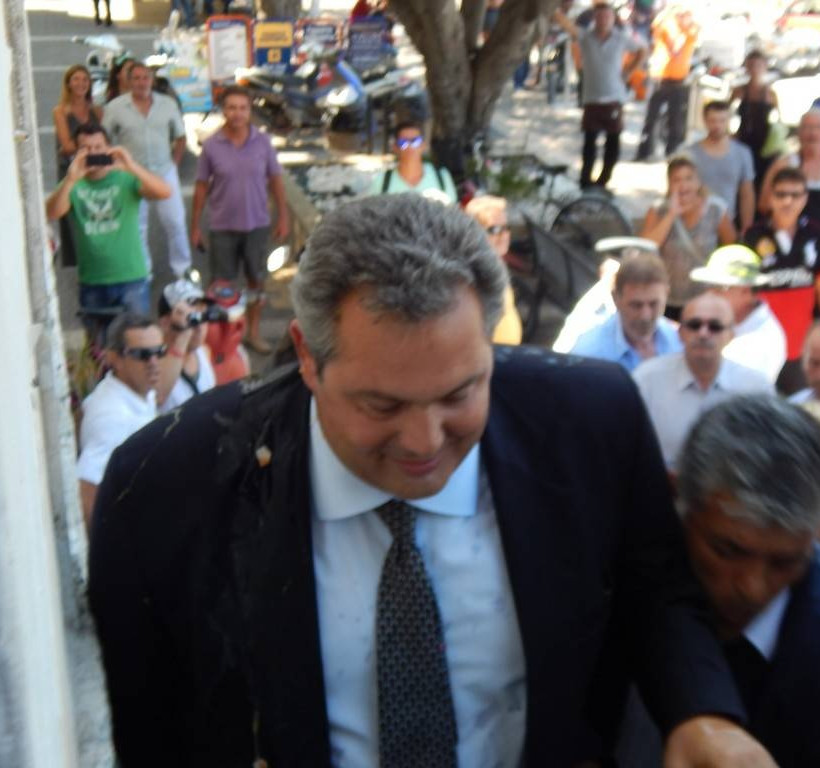 Οργή λαού κατά του Καμμένου (pics-vid)