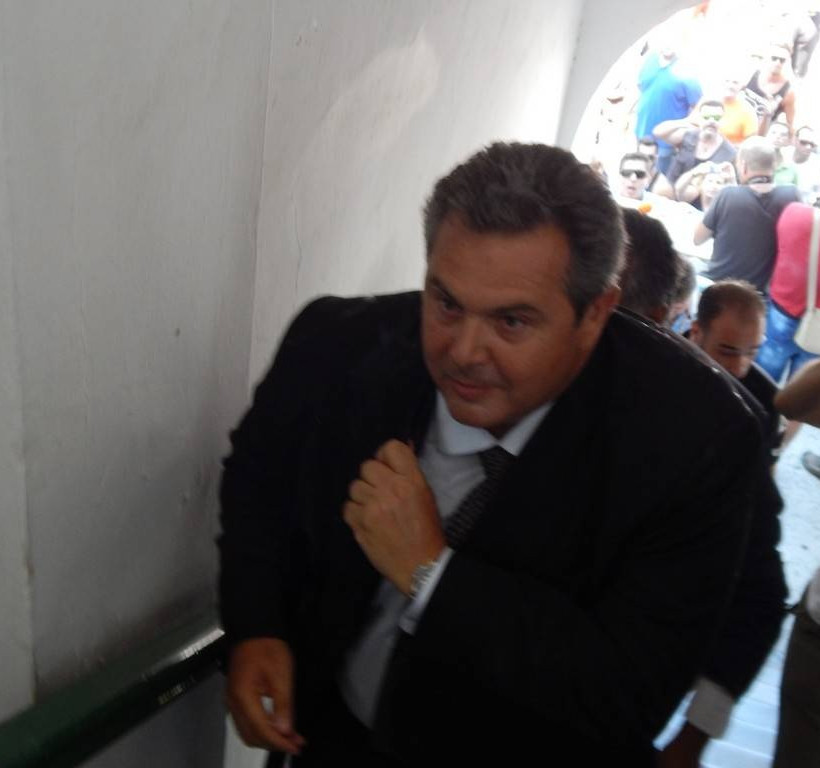 Οργή λαού κατά του Καμμένου (pics-vid)