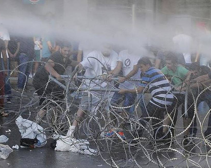 Λίβανος: Συγκρούσεις αστυνομίας-διαδηλωτών με φόντο τα σκουπίδια-Δεκάδες τραυματίες (photos&video)