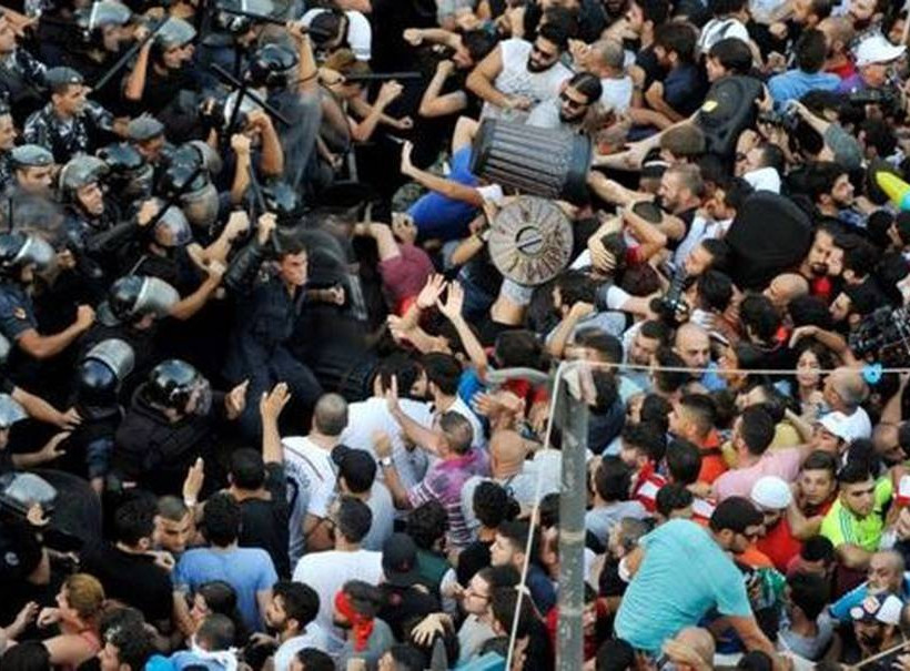 Λίβανος: Συγκρούσεις αστυνομίας-διαδηλωτών με φόντο τα σκουπίδια-Δεκάδες τραυματίες (photos&video)