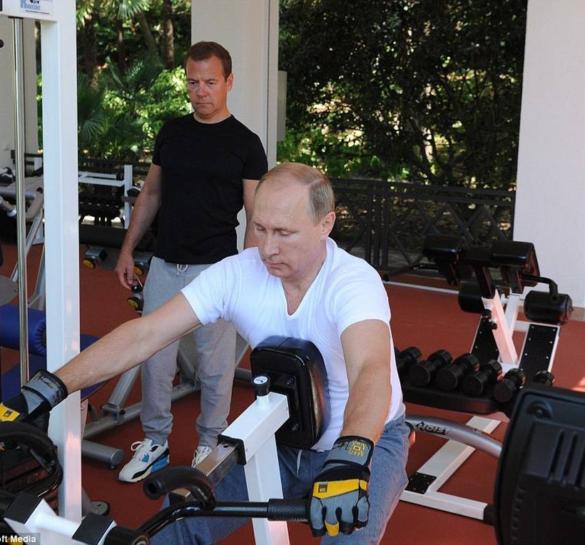 Πούτιν – Μεντβέντεφ: Πρώτα  γυμναστική, μετά παϊδάκια (video & photos)  