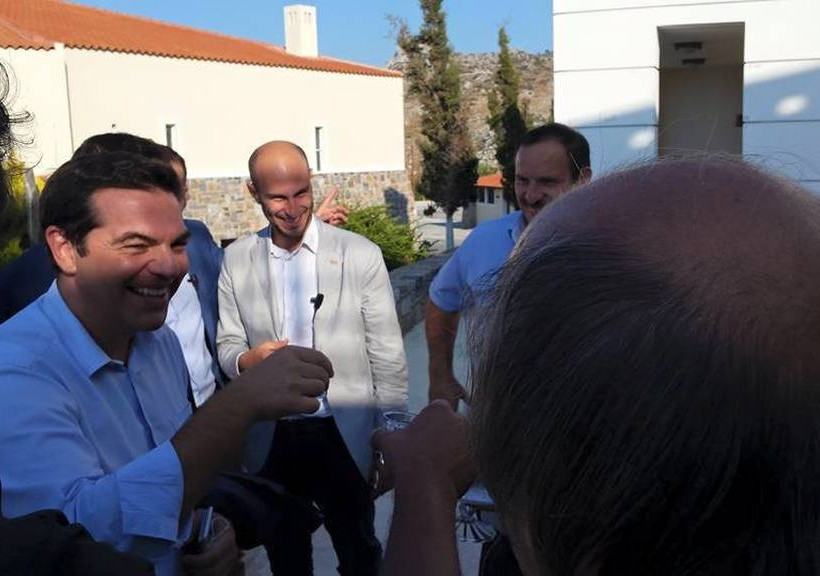 Εκλογές 2015: Με ρακή, κρητικές λιχουδιές και χαμόγελα η υποδοχή Τσίπρα στα Ανώγεια (photos)