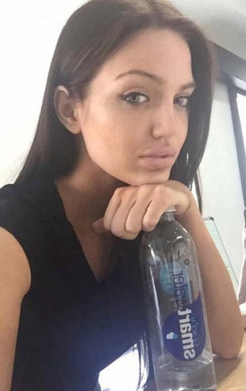 Αυτή είναι η πιο πιστή σωσίας της Angelina Jolie! (photos)