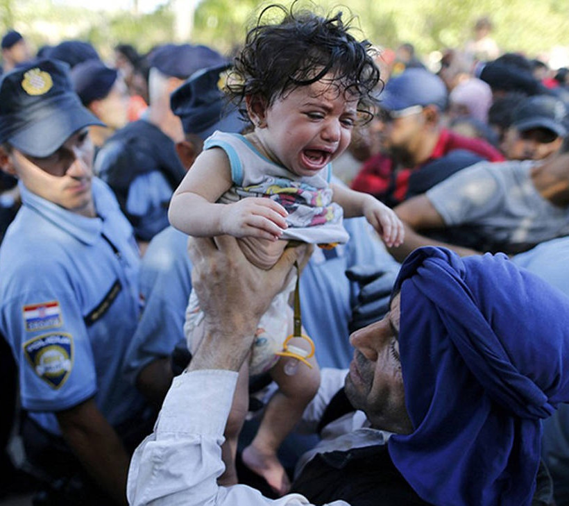 Νεκρός πρόσφυγας σε συγκρούσεις με την κροατική αστυνομία (pics+vid)