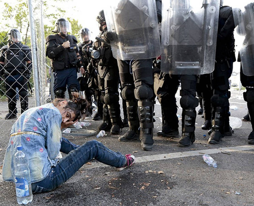 Νεκρός πρόσφυγας σε συγκρούσεις με την κροατική αστυνομία (pics+vid)
