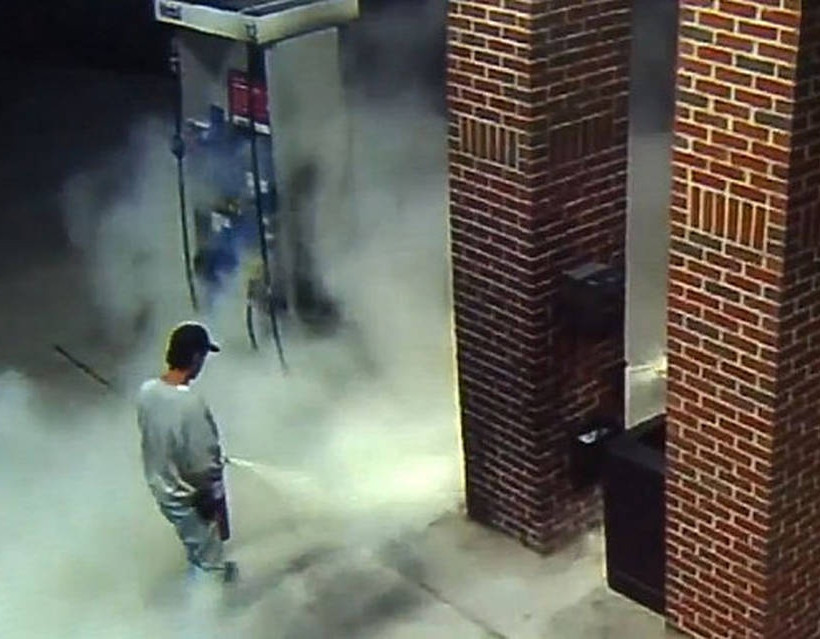 Προσπάθησε να σκοτώσει μία αράχνη και έβαλε φωτιά σε βενζινάδικο (photos) 