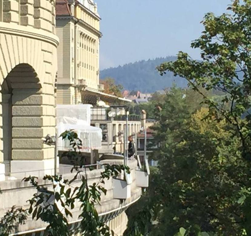 Ελβετία: Άνδρας απειλεί να αυτοπυρποληθεί στο μέγαρο της ομοσπονδίας στη Βέρνη (pics)