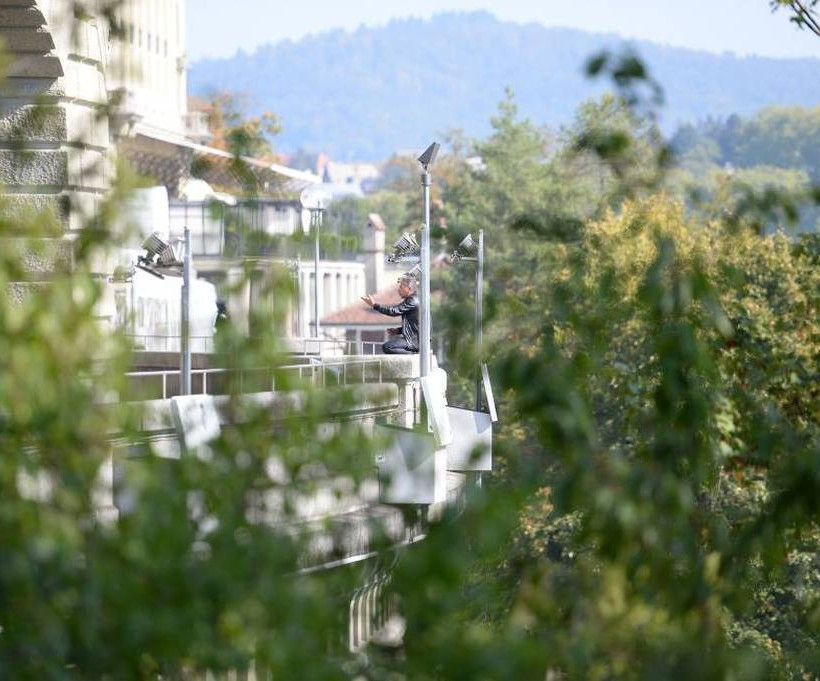 Ελβετία: Άνδρας απειλεί να αυτοπυρποληθεί στο μέγαρο της ομοσπονδίας στη Βέρνη (pics)