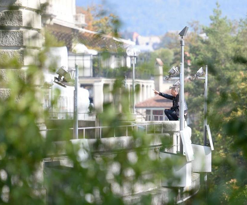 Ελβετία: Άνδρας απειλεί να αυτοπυρποληθεί στο μέγαρο της ομοσπονδίας στη Βέρνη (pics)