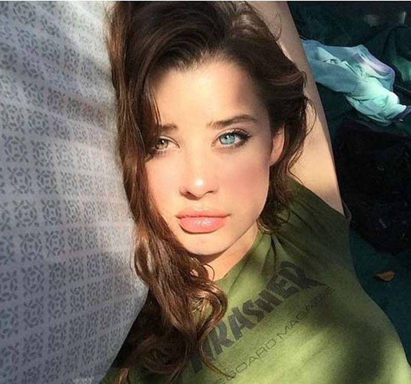 Το 20χρονο μοντέλο που «υπνωτίζει» το διαδίκτυο με το δίχρωμο βλέμμα του (photos)