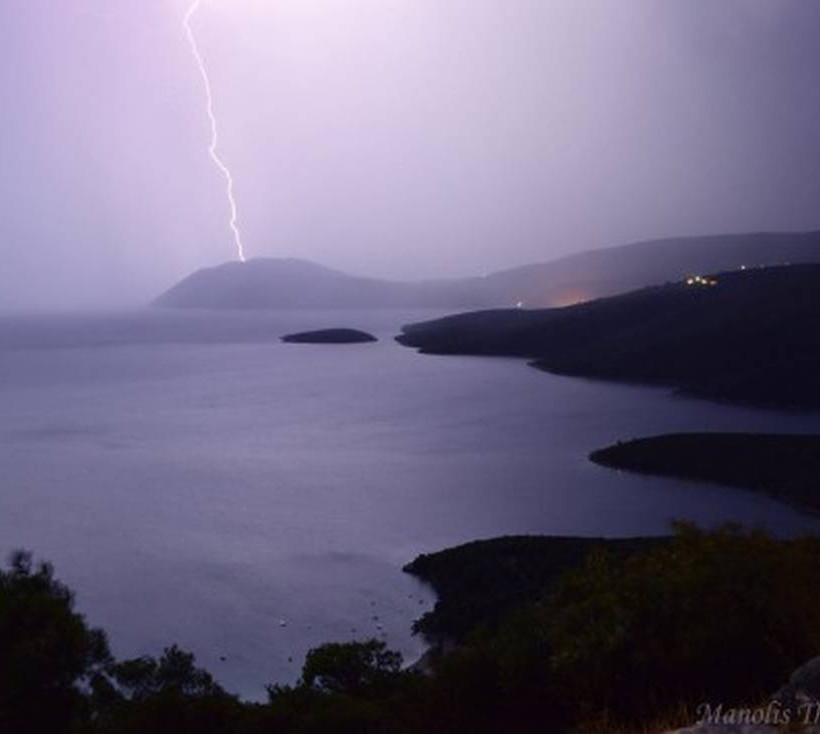 Εικόνες που κόβουν την ανάσα: Η στιγμή που ηλεκτρική καταιγίδα «χτυπά» τη Σάμο (pics+vid)