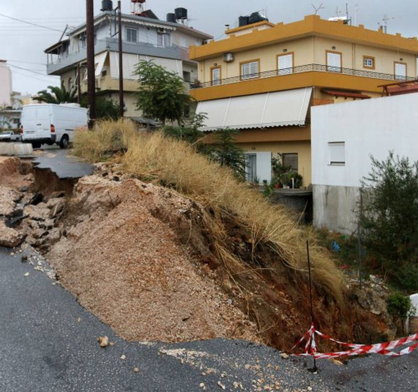 Κρήτη: Η κακοκαιρία έκοψε το δρομο στα δύο! (photos)
