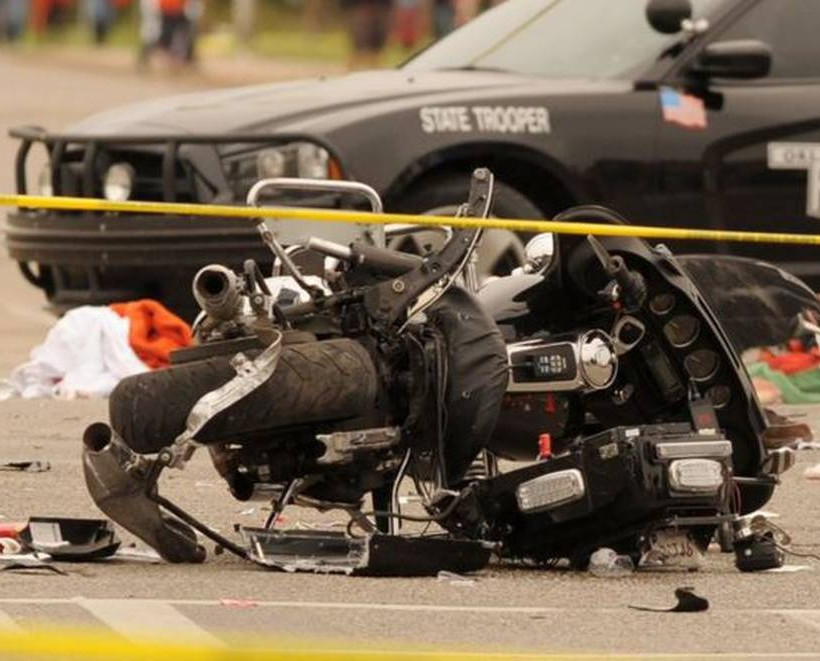 Μεθυσμένος οδηγός έριξε το ΙΧ σε πλήθος που παρακολουθούσε παρέλαση - 3 νεκροί, 27 τραυματίες (pics)