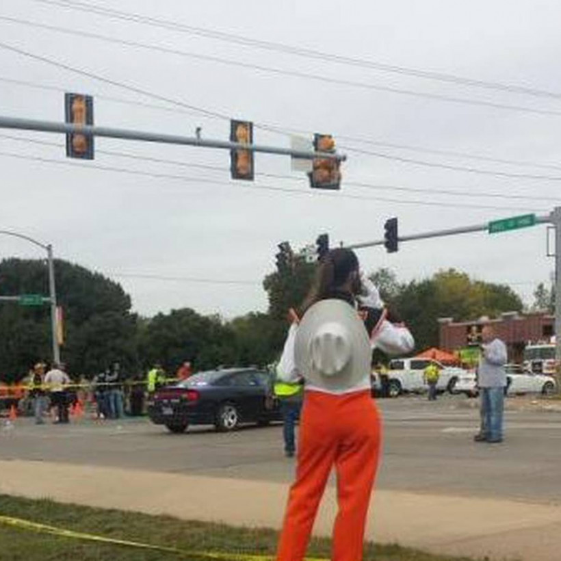 Μεθυσμένος οδηγός έριξε το ΙΧ σε πλήθος που παρακολουθούσε παρέλαση - 3 νεκροί, 27 τραυματίες (pics)