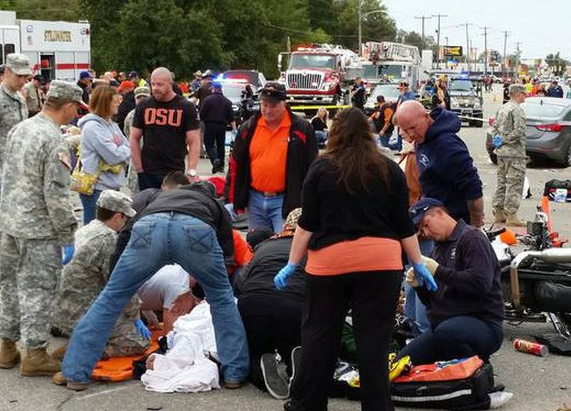 Μεθυσμένος οδηγός έριξε το ΙΧ σε πλήθος που παρακολουθούσε παρέλαση - 3 νεκροί, 27 τραυματίες (pics)