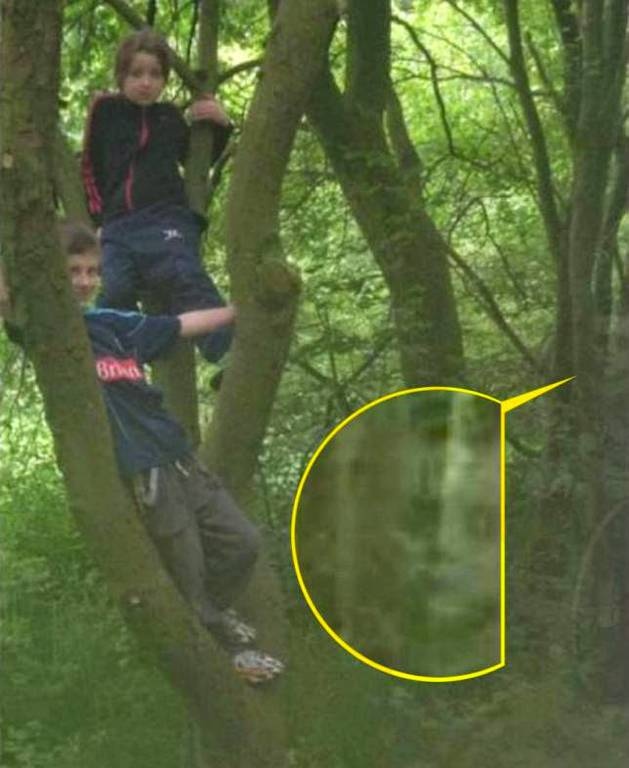 «Πάγωσε» με αυτό που είδε δίπλα στη φωτογραφία των παιδιών της (photo)