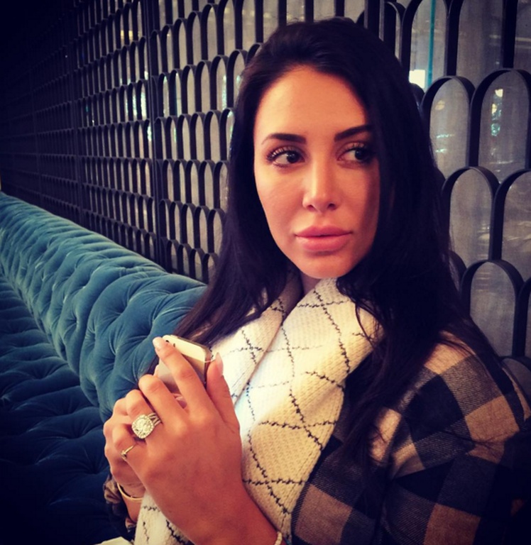 «Έριξε» το ίντερνετ ο επιχειρηματίας που συνεχώς ασχολείται με το στήθος της γυναίκας του (vid)