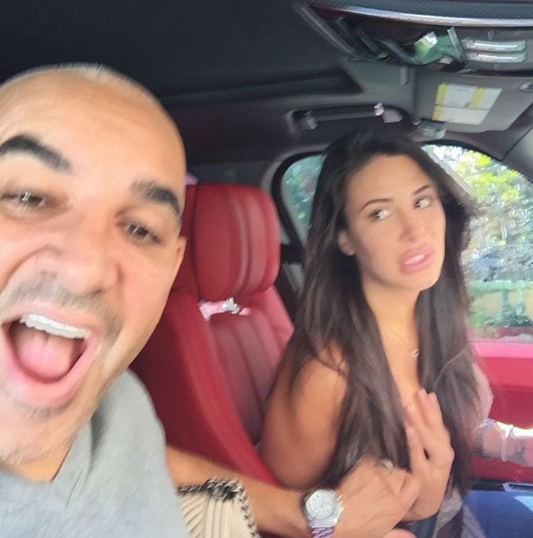 «Έριξε» το ίντερνετ ο επιχειρηματίας που συνεχώς ασχολείται με το στήθος της γυναίκας του (vid)