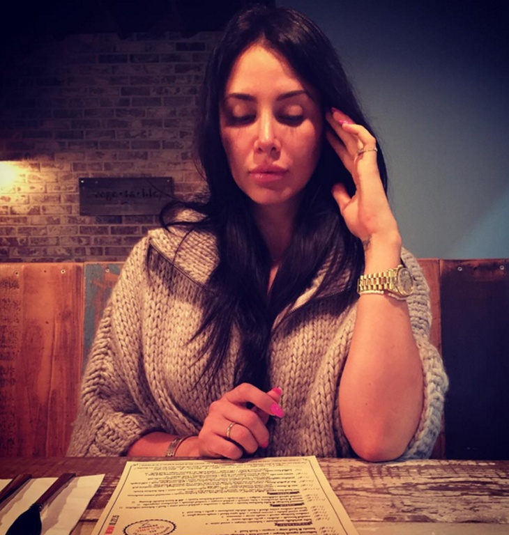 «Έριξε» το ίντερνετ ο επιχειρηματίας που συνεχώς ασχολείται με το στήθος της γυναίκας του (vid)