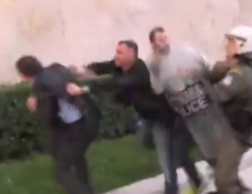 Αυτός είναι ο άντρας της Χρυσής Αυγής που γρονθοκόπησε τον Κουμουτσάκο (photos) 