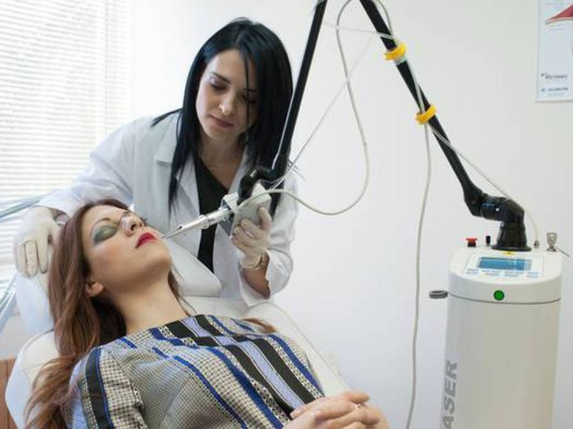 Η δερματολόγος Δρ Αμαλία Τσιατούρα