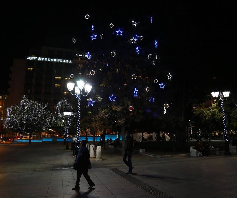 «Μύρισε» Χριστούγεννα στην Αθήνα – Η πόλη έβαλε από νωρίς τα γιορτινά της (photos)