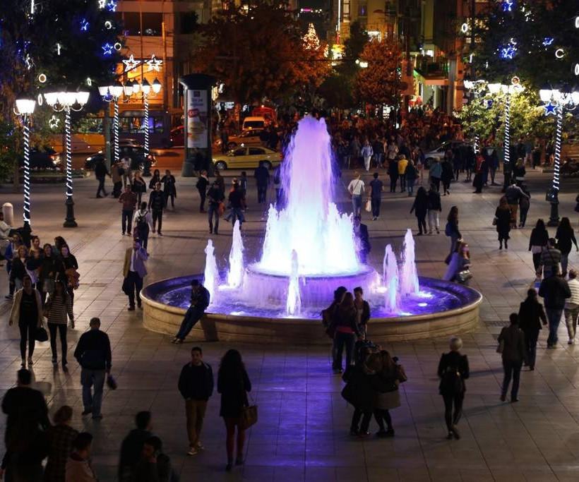 «Μύρισε» Χριστούγεννα στην Αθήνα – Η πόλη έβαλε από νωρίς τα γιορτινά της (photos)