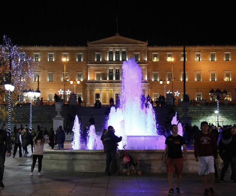 «Μύρισε» Χριστούγεννα στην Αθήνα – Η πόλη έβαλε από νωρίς τα γιορτινά της (photos)