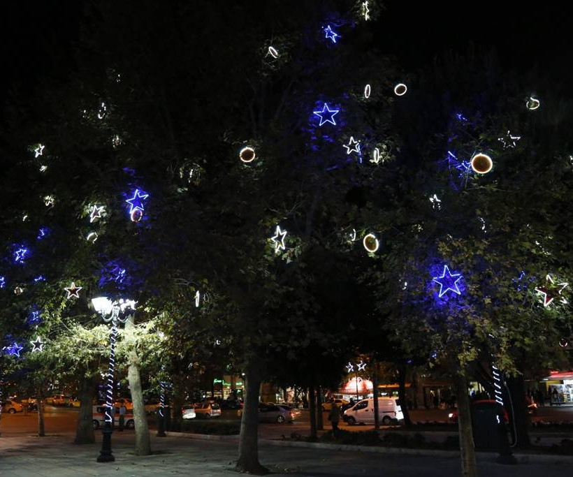 «Μύρισε» Χριστούγεννα στην Αθήνα – Η πόλη έβαλε από νωρίς τα γιορτινά της (photos)