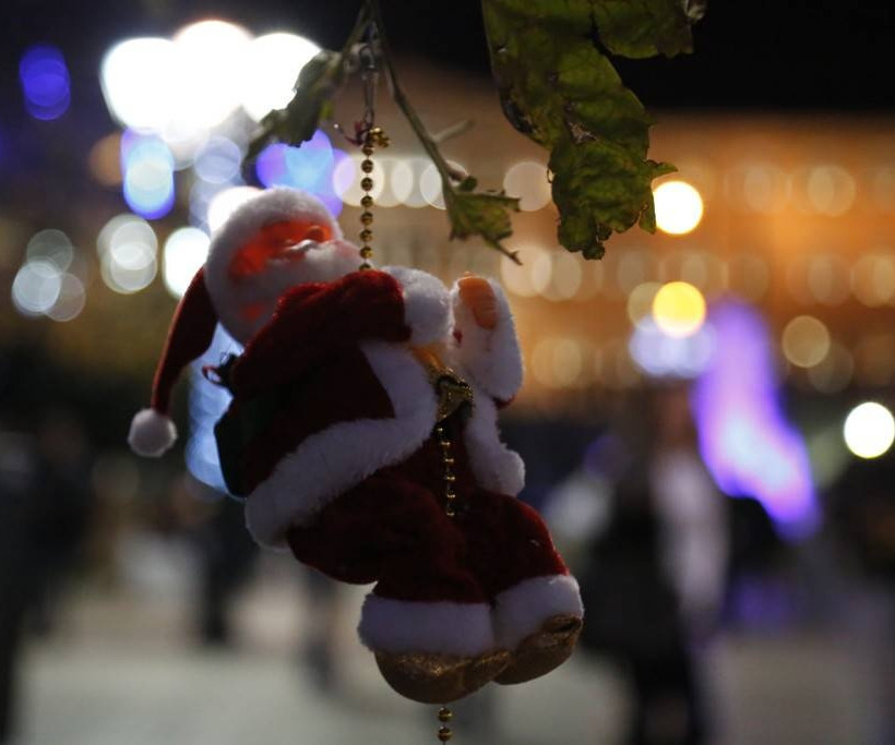 «Μύρισε» Χριστούγεννα στην Αθήνα – Η πόλη έβαλε από νωρίς τα γιορτινά της (photos)