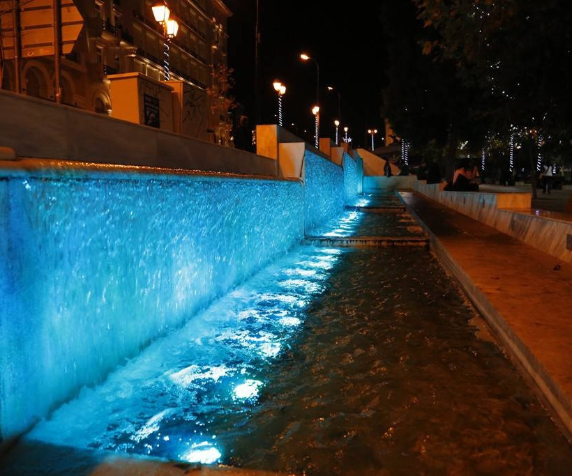 «Μύρισε» Χριστούγεννα στην Αθήνα – Η πόλη έβαλε από νωρίς τα γιορτινά της (photos)