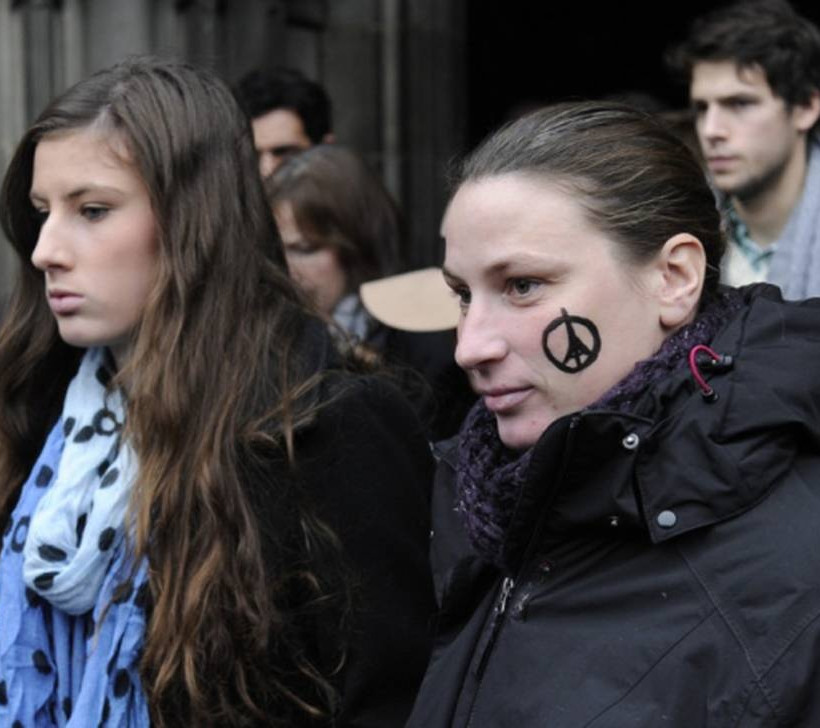Επίθεση Παρίσι: Εκατοντάδες άτομα έδωσαν το «παρών» σε επιμνημόσυνη δέηση στο Εδιμβούργο