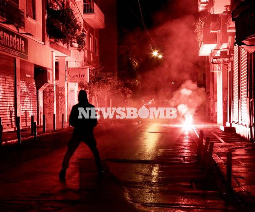 Πολυτεχνείο: Σοβαρά επεισόδια στα Εξάρχεια μετά την λήξη της πορείας - Βροχή από μολότοφ (vid&pics)