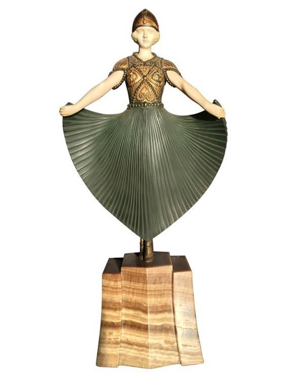 ΑΒΑΞ: Για πρώτη φορά στην Αθήνα συλλογή της Μπέττυς Οφλούδη 