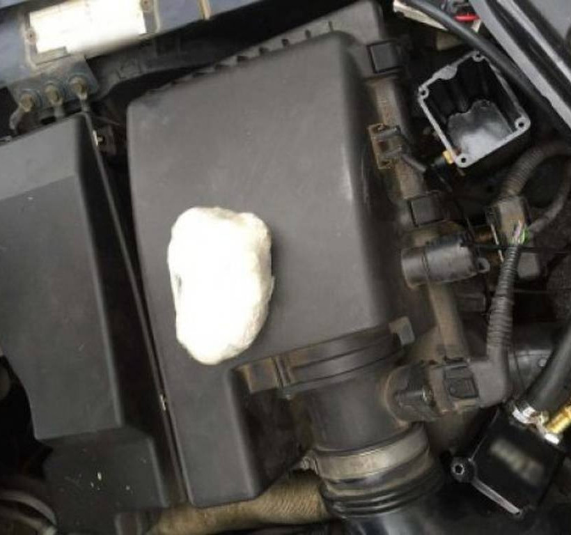 Καρδίτσα: Διακινητής έκρυβε κοκαΐνη στον κινητήρα του αυτοκινήτου (photo)