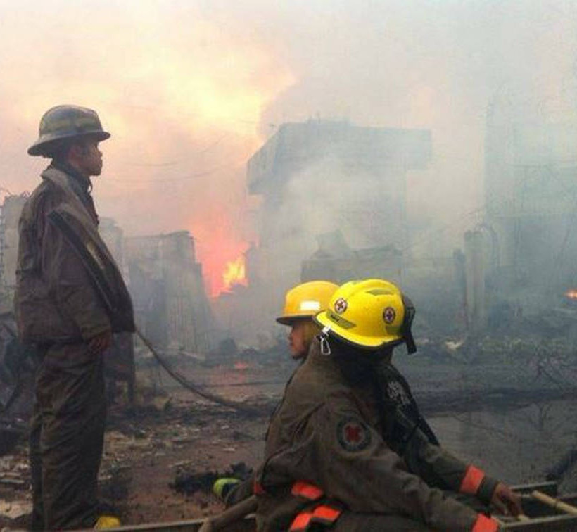 Πύρινη κόλαση στις Φιλιππίνες – Χιλιάδες οικογένειες έχασαν τα σπίτια τους (photos&video)