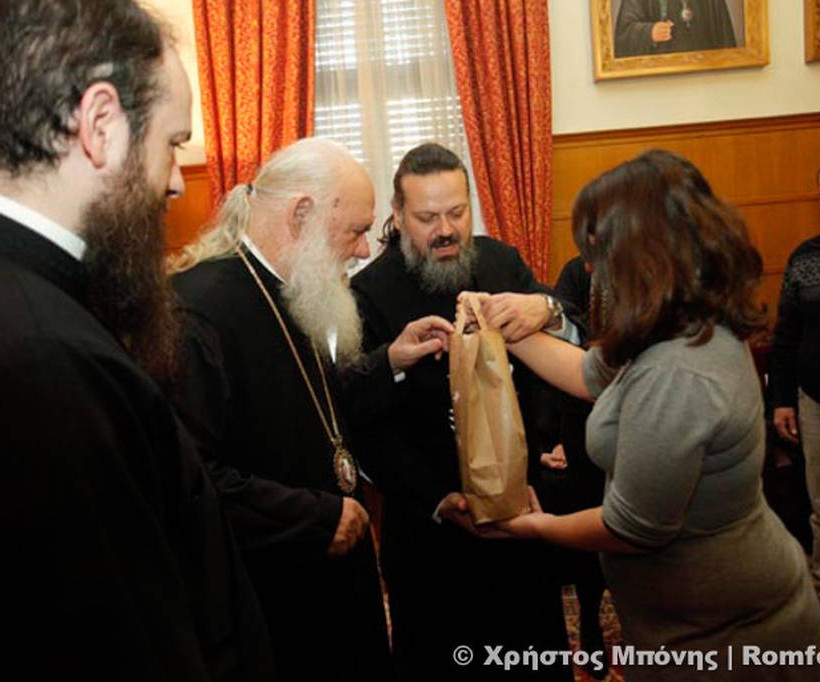 Έψαλλαν τα κάλαντα στον Αρχιεπίσκοπο Ιερώνυμο (pics)