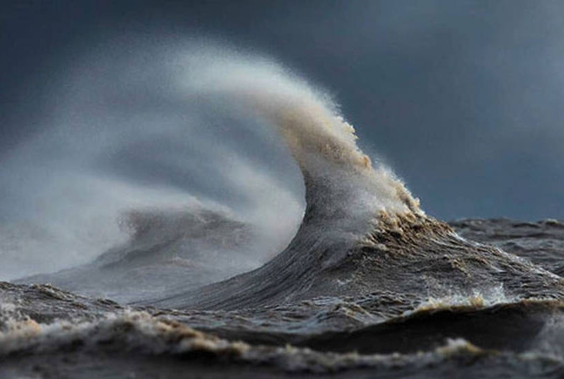 Τι συμβαίνει με αυτή τη λίμνη; Οι εικόνες που κάνουν το γύρο του Διαδικτύου;